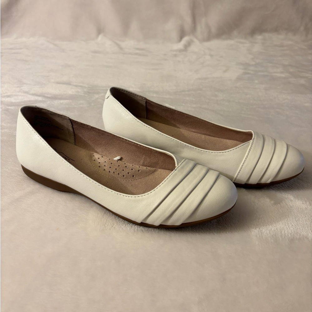 Cliffs by WHITE MOUNTAIN Women's Cream Flats - Picture 3 of 6
